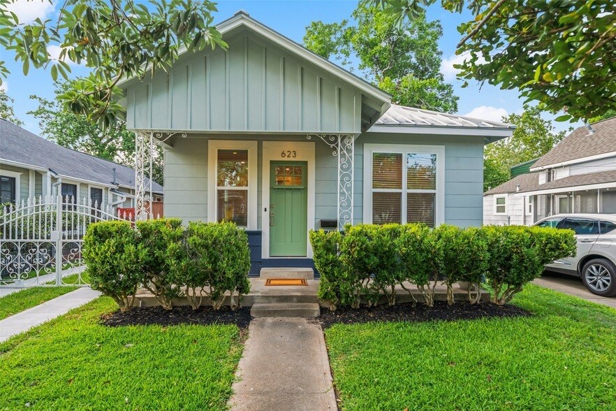 Foto principal - 623 E 12th 1/2 St