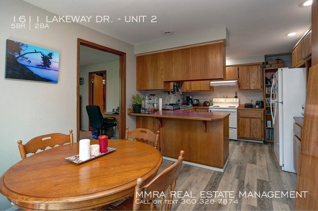 Building Photo - 1611 Lakeway Dr