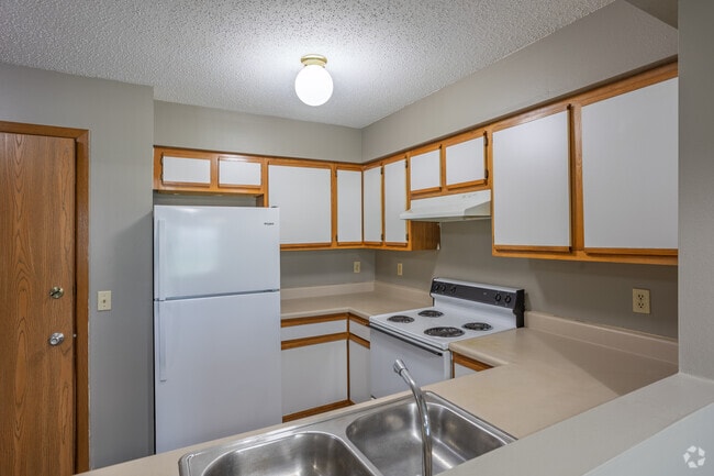 1BR, 1BA - 650SF - Kitchen - Praireview Manor