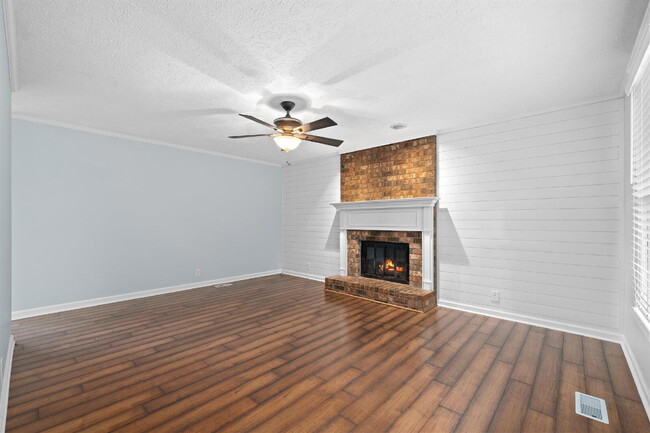Foto del edificio - Huge Corner Lot in Glen Oaks!