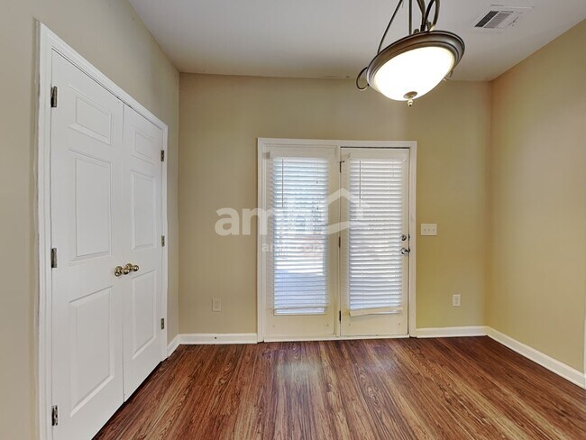 Foto del edificio - 423 Evans Mill Dr