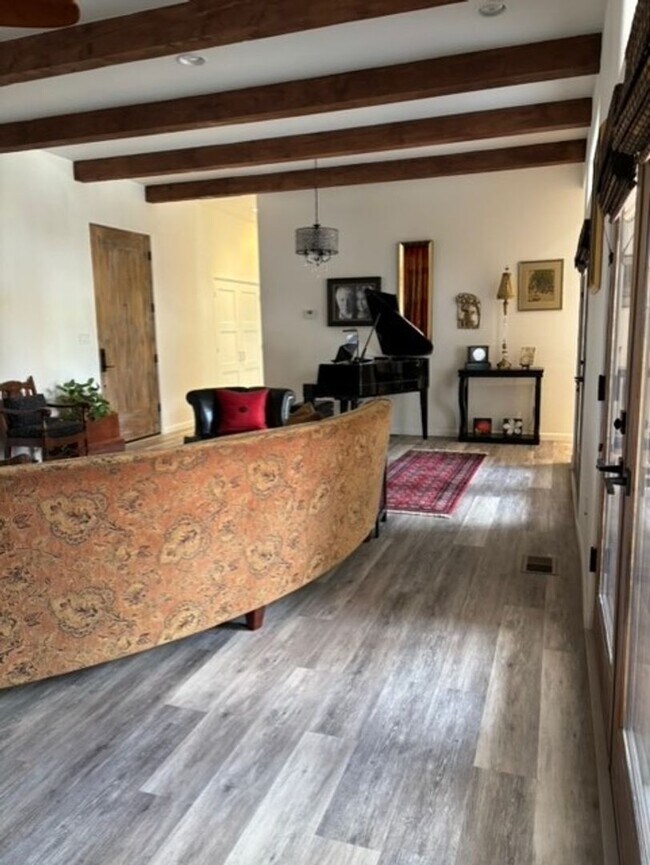Building Photo - 3 bedroom, 3 bath Executive Furnished Home...
