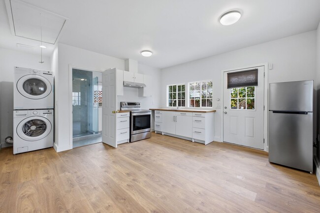 Foto del edificio - 2 Bedroom | 1 Bathroom | Private Back House