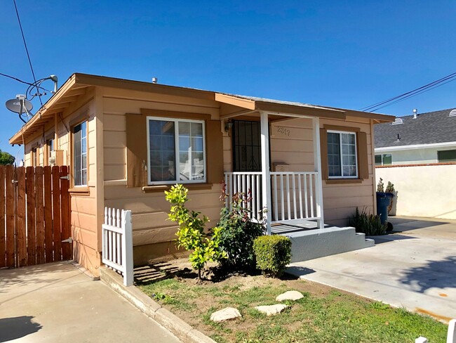 Building Photo - Quaint and Charming Front House in a Duple...