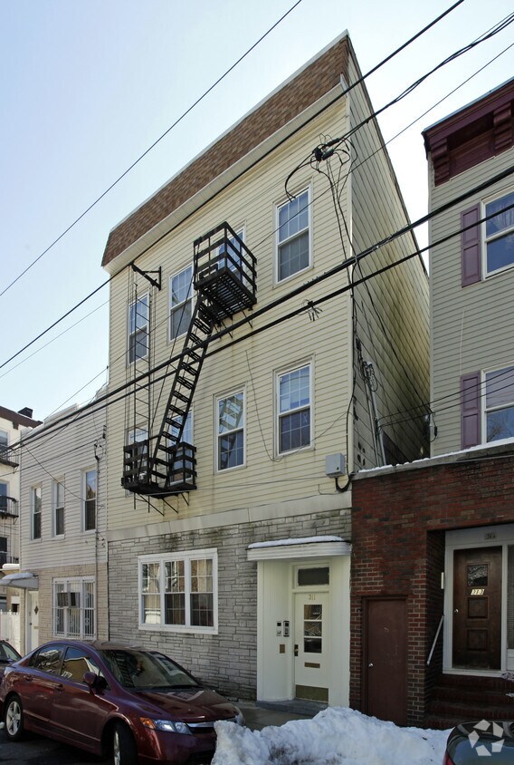 Building Photo - 311 39th St