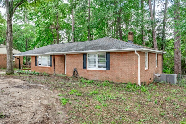 Building Photo - Renovated 3-Bed, 2-Bath Brick Home – Spaci...