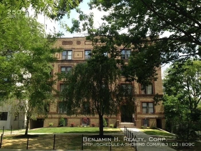 Foto principal - 3 bedroom in East Orange NJ 07018