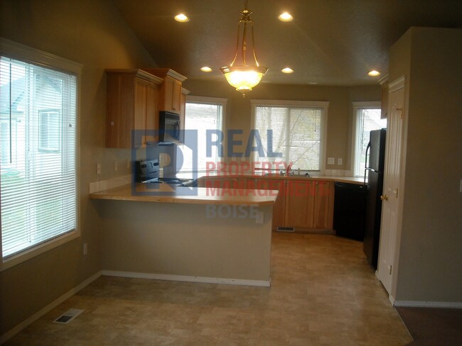 Foto del edificio - Move In Ready 3 Bedroom Single-Family Home...