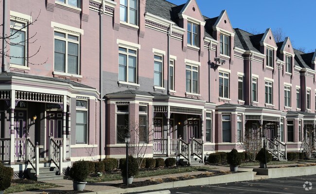 Foto del edificio - Beethoven Place Townhomes
