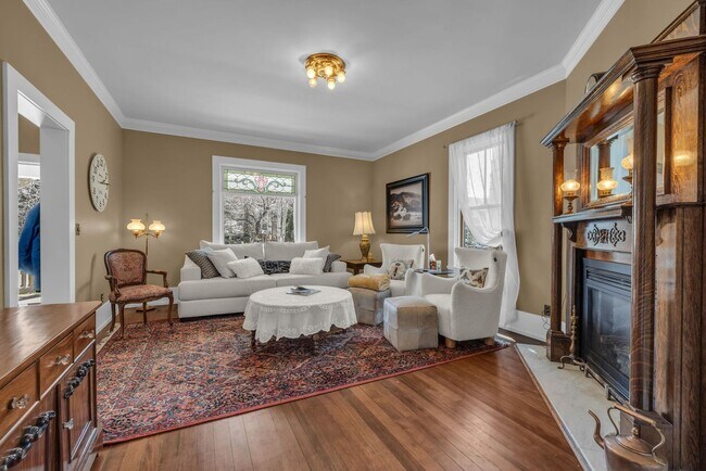 Foto del edificio - Charming Prospector Park home with flexibl...