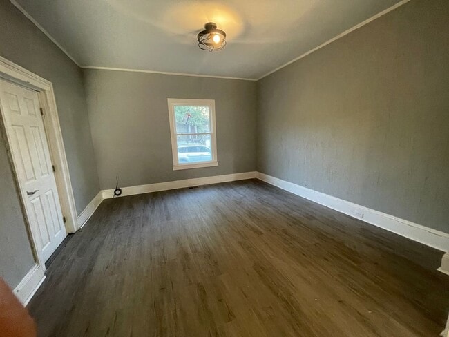 Foto del edificio - 141-141 Robbins Ave