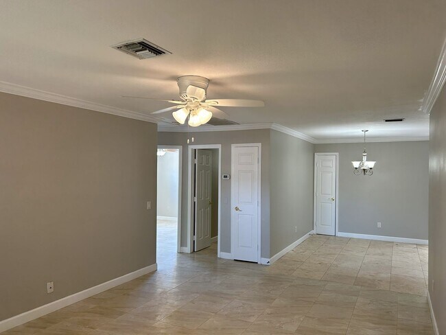 Building Photo - Centrally located and close to shopping, s...
