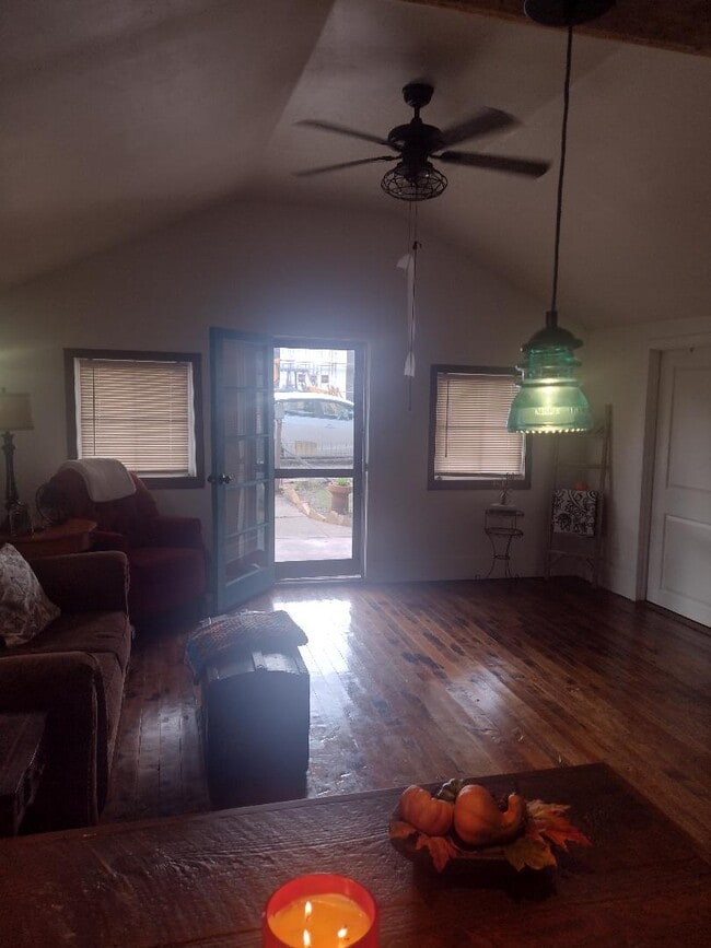 livingroom with ceiling fan - 703 N Walnut St