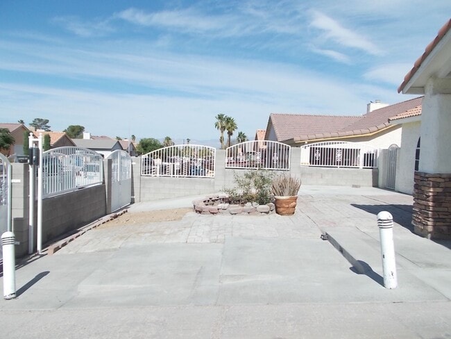 Building Photo - Stylishly Updated Single-Story 4BD Home with Sparkling Pool & Covered Patio Retreat