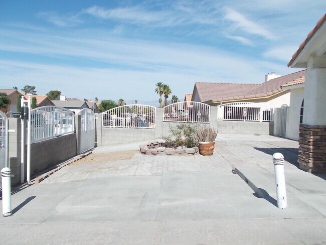 Foto del edificio - Stylishly Updated Single-Story 4BD Home with Sparkling Pool & Covered Patio Retreat