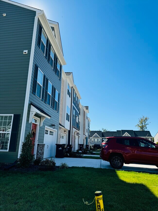 Building Photo - 13821 Village View Dr
