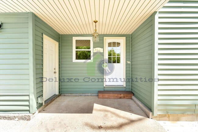 Building Photo - 4 bedroom 3.5 bath