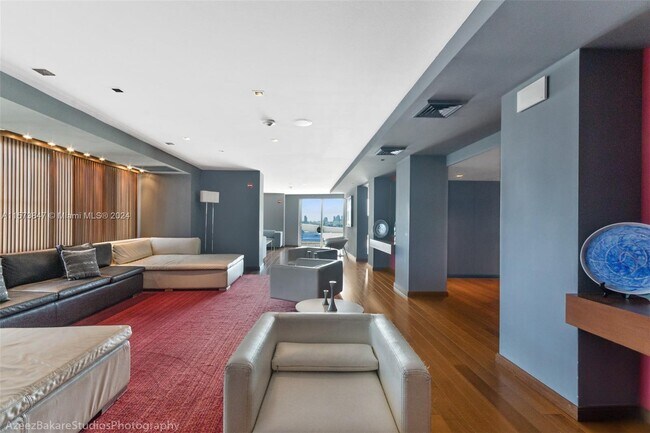 Foto del edificio - 325 S Biscayne Blvd