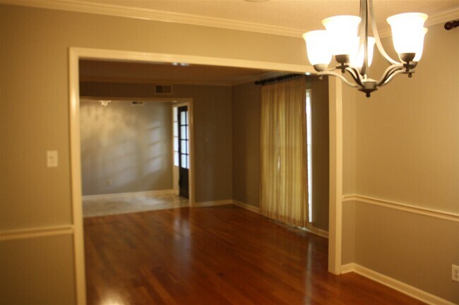 Foto del edificio - 1833 Greensprings Ln