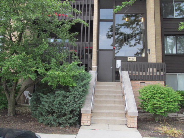 Foto del edificio - 6190 Pinewood Ct