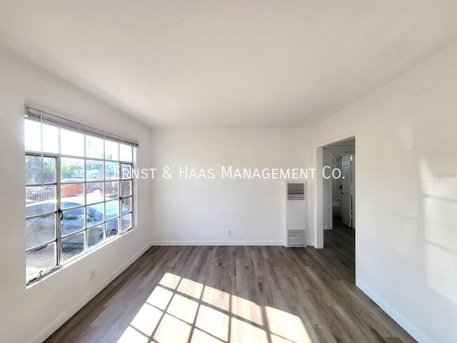 Building Photo - 1027 E 7th St