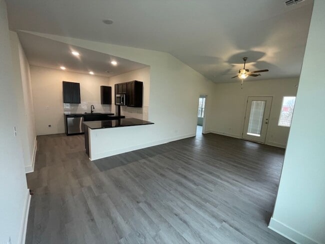 Building Photo - 5203/05 Chase Cir