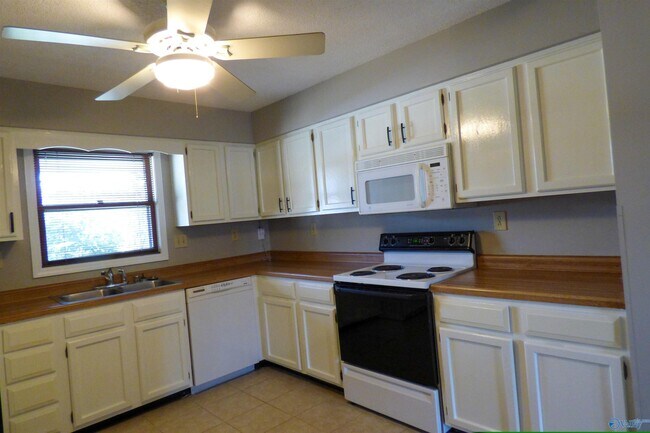 Building Photo - 9904 Cascade Cir SE