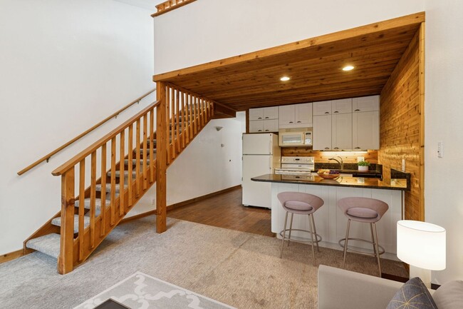 Building Photo - Downtown! Gorgeous Top Floor Unfurnished Studio