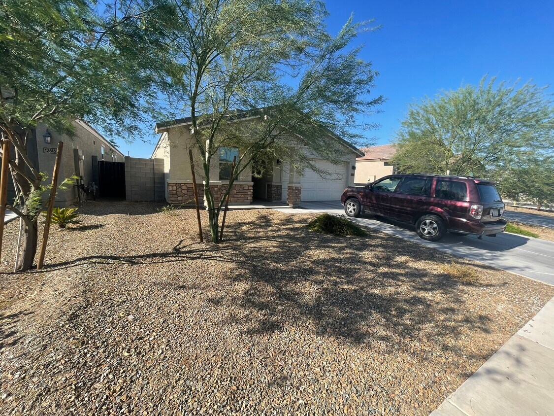 Primary Photo - 12610 W Northview Ave
