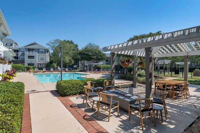 Foto del edificio - Seasons at Umstead Apartment Homes