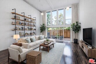 Building Photo - 4215 Glencoe Ave