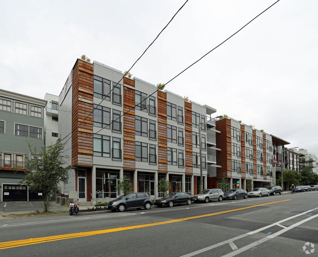 Primary Photo - Welcome to Dexter Hayes! Modern convenienc...