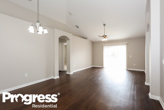 Foto del edificio - 7002 Crown Lake Dr