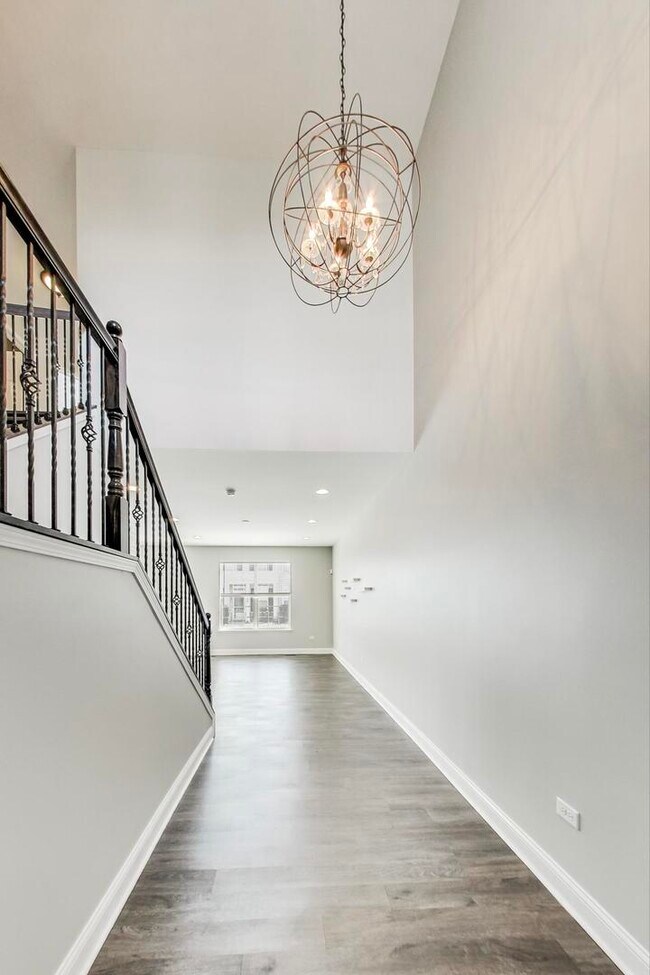 Building Photo - 545 Silverton Dr