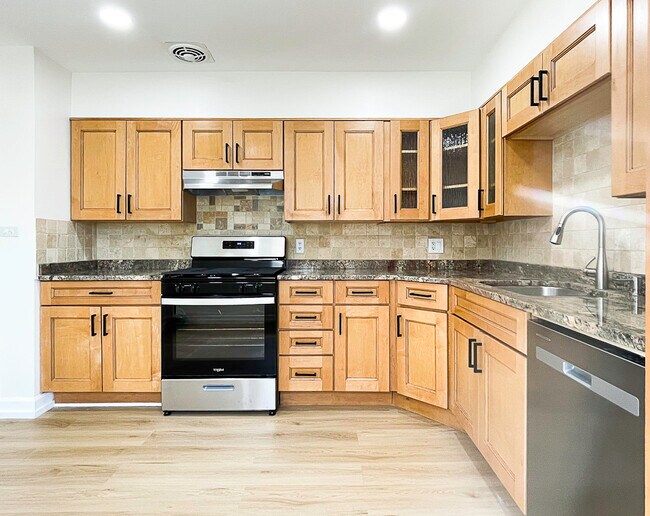 Foto del edificio - 623 Maple Ct