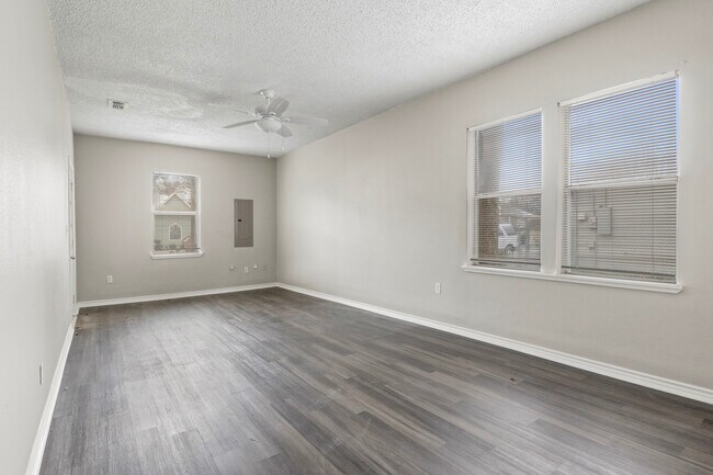 Building Photo - 315 Elm St