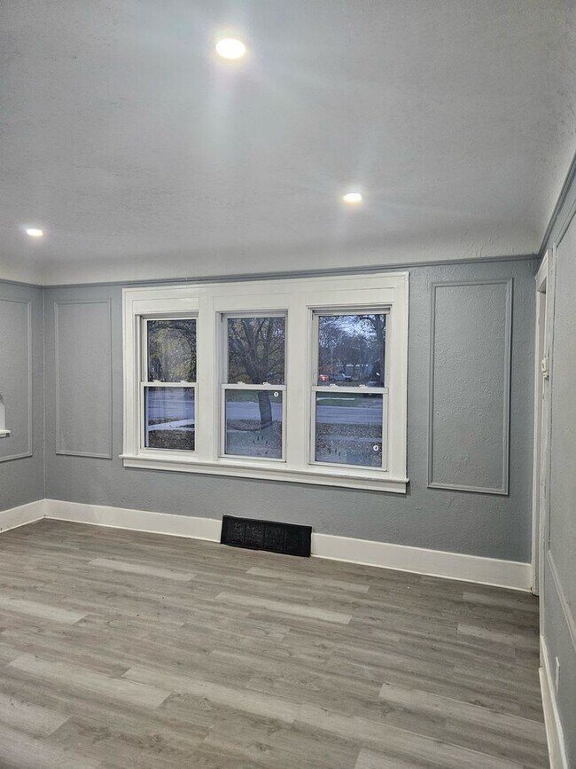 Building Photo - 5211 Lakeview St