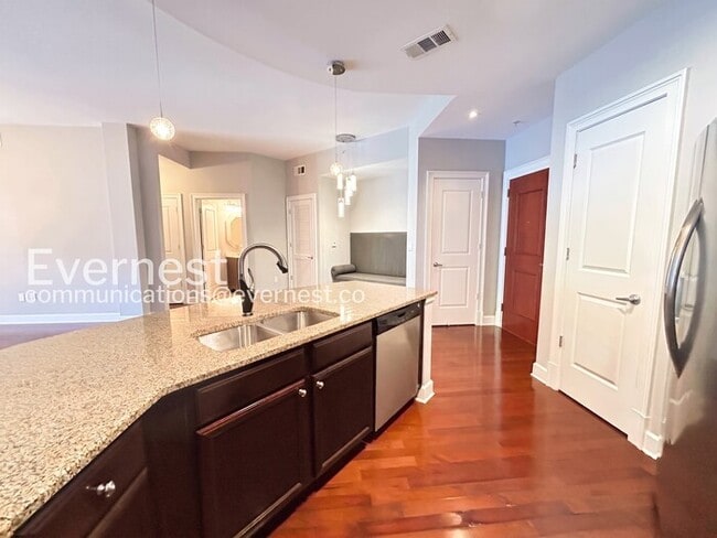 Foto del edificio - 3 Bed/2.5 Bath Condo with Modern Amenities / Available Now!