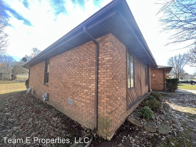 Building Photo - 4 br, 1.5 bath House - 3530 N Darwin Ave