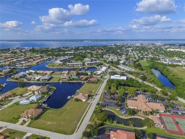 Foto del edificio - 240 West End Dr