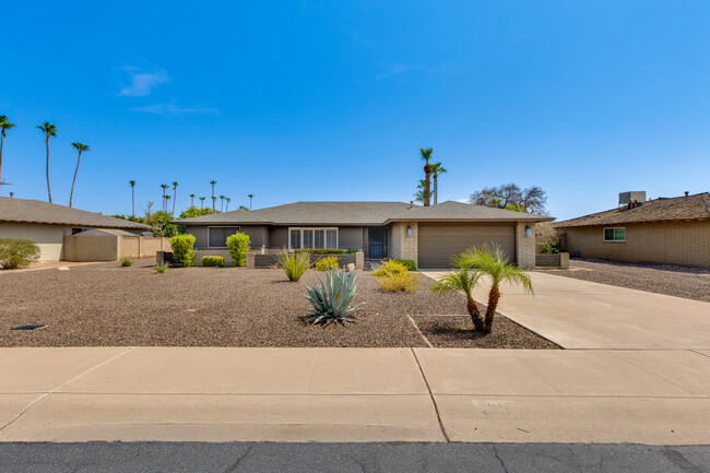 Building Photo - 2011 E La Jolla Dr