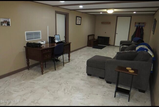 Foto del edificio - 261 Middle Rd