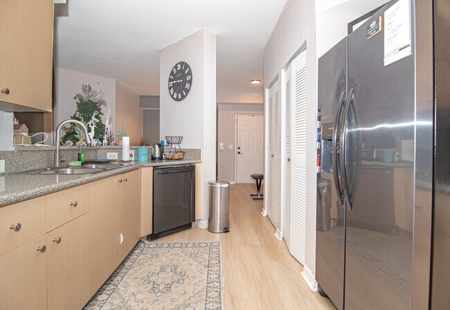 Foto del edificio - 350 Crestwood Cir