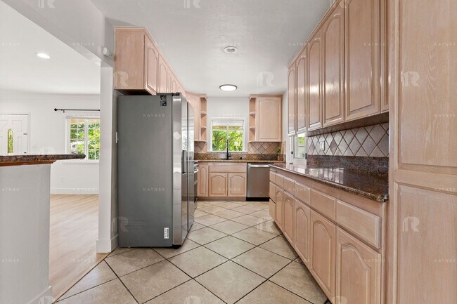 Foto del edificio - LARGE 3+2 HOUSE ON QUIET STREET ~ GORGEOUS...