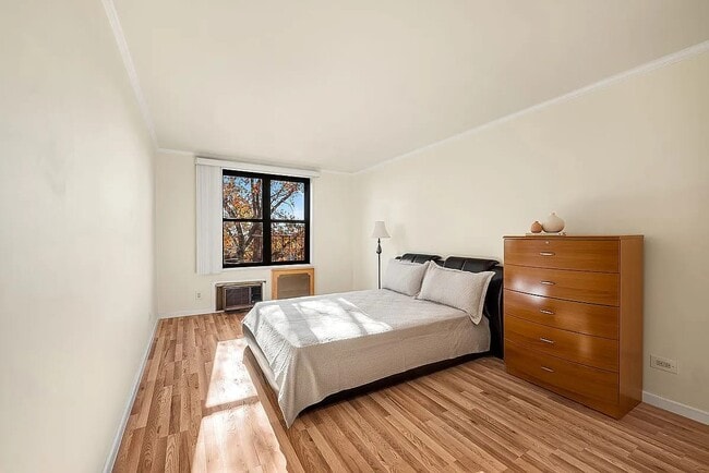 Foto del edificio - 140-15 Holly Ave