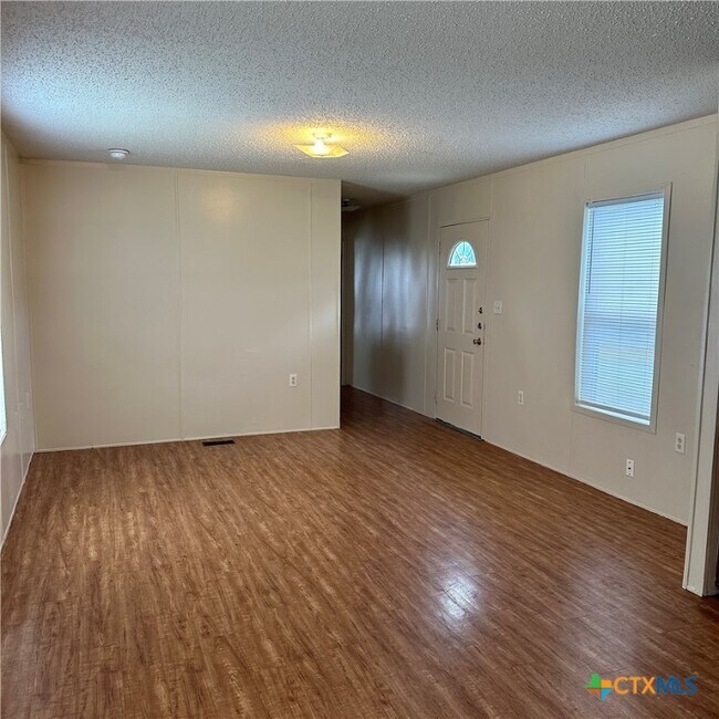 Foto del edificio - 1323 Harris Hill Rd