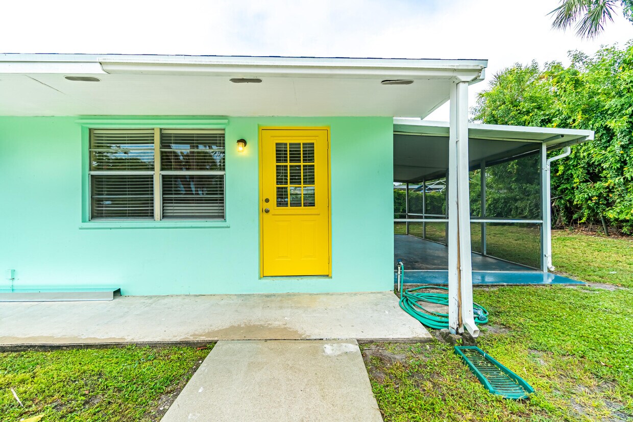 Primary Photo - 2566 NE Hickory Ave