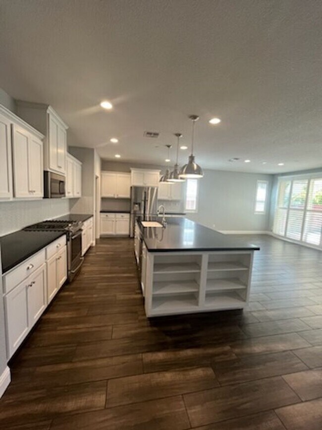 Foto del edificio - Solar powered open concept home located in the newer Brighton Landing subdivision!