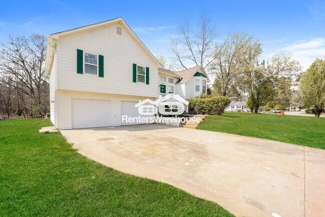 Building Photo - HUGE 3x3  Split Level Home in Whaleys Lake...