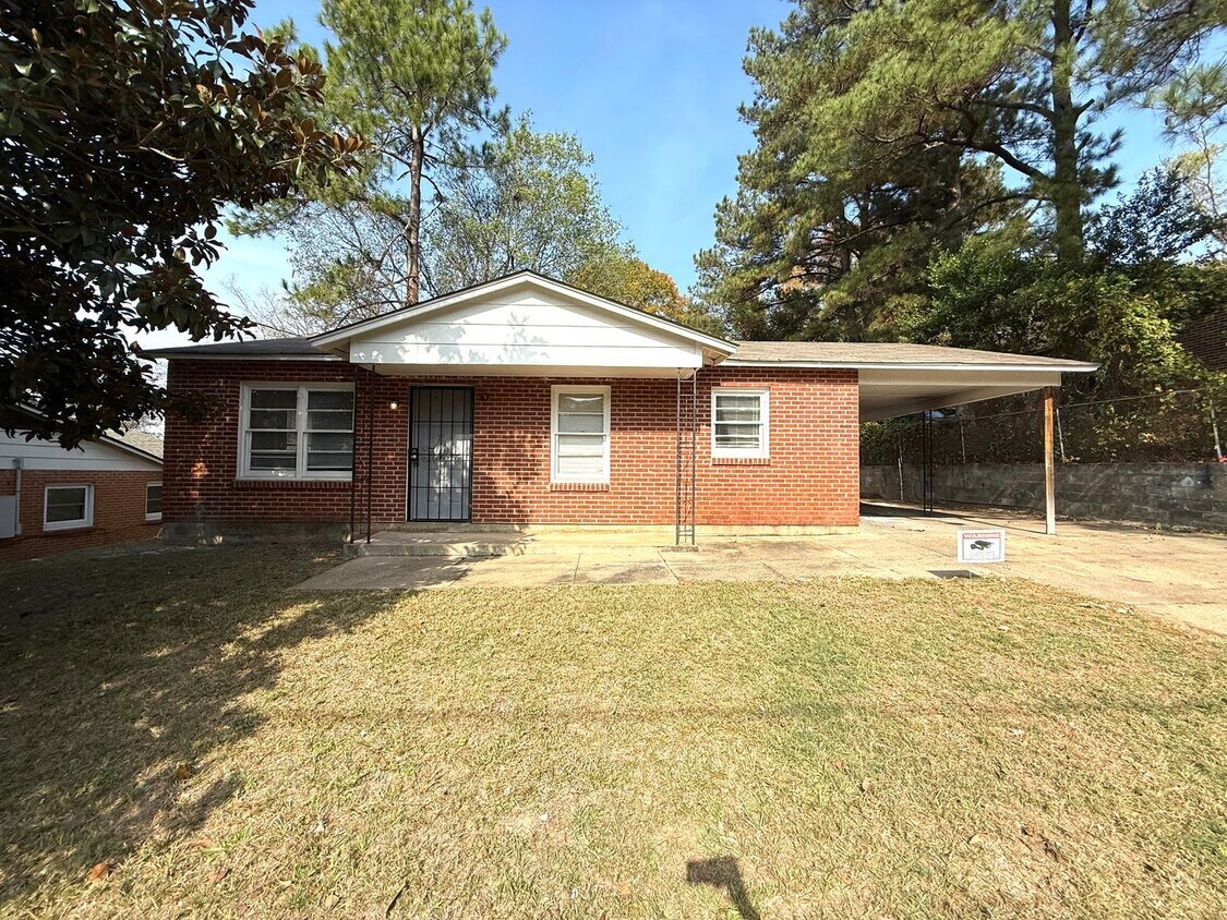 Foto principal - ** 3 Bedroom 2 Bath located in Highland Gardens ** Call 334-366-9198 to schedule a self tour